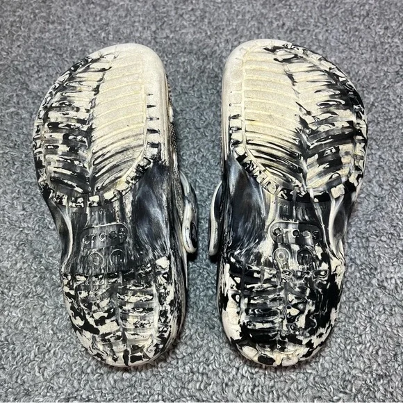 Crocs Tie Dye Kids Size 11 Slip On Shoes With Gibbets - Picture 4 of 5